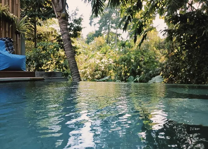 ゲストハウス Ngesil Private Joglo & Pool By Aligna Hospitality 3*